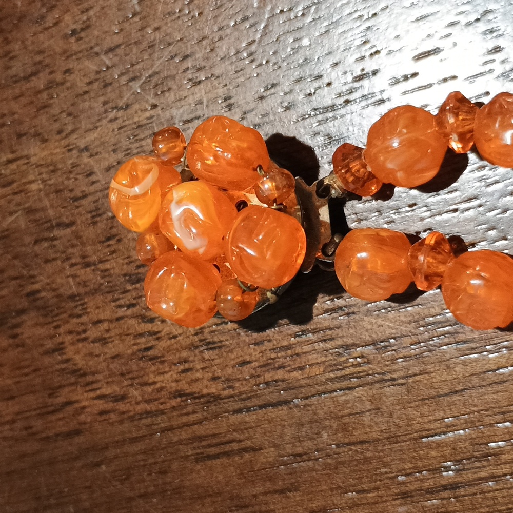Groovy Orange Vintage 1950s To '70s Textured plastic necklace 16" And Earrings - Picture 4 of 7